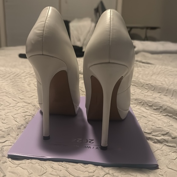 Classic white pump - Picture 3 of 3